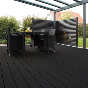 Terrasse mit anthrazitfarbenen Rettenmeier WPC Terrassendielen Ebenholz und Gartenmöbeln.