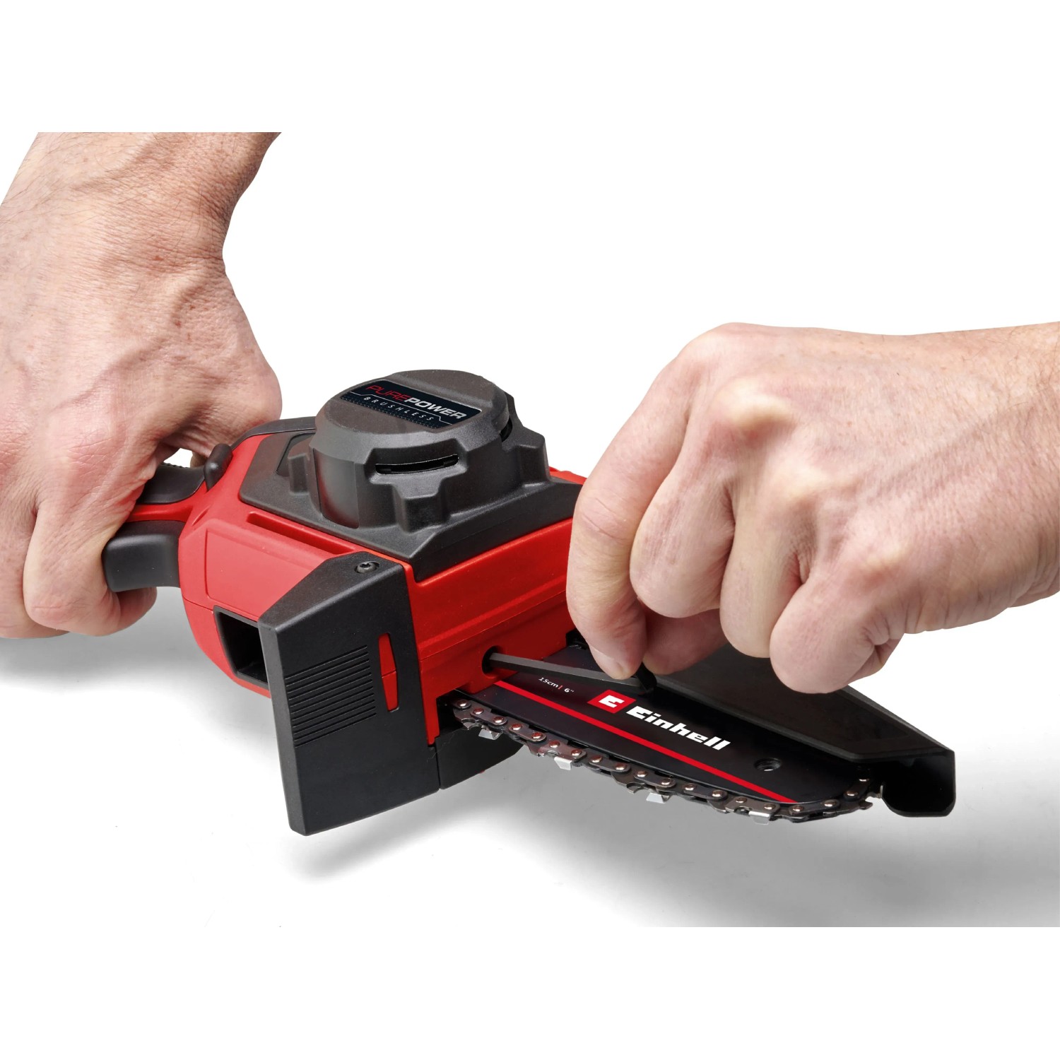 Einhell Akku-Kettensäge GE-PS 18/15 Li BL Kit in Nutzung, rot/schwarz.