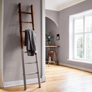 Holzleiter mit grauem Alpina Sprühlack Nebel im November® im Interieur. Edelmatter Buntlack.