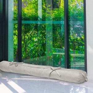 Beautissu Viento Zugluftstopper, 10x120cm, hellgrau, 2er-Set vor Fenster.