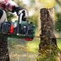 Bosch Akku-Kettensäge AdvancedChain 36 V schneidet Baumstamm. Grüne Kettensäge in Aktion.