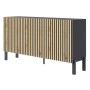 Selsey Sideboard Telire 154 cm: schwarzer Korpus, helle Lamellenfront in Artisan Eiche, schwarze Metallfüße.