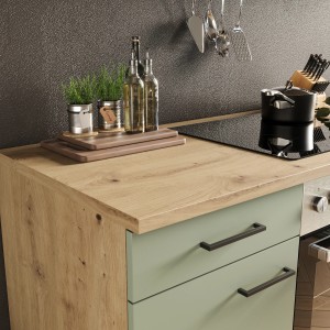 Flex-Well Küche Cara in Schilfgrün/Artisan Eiche mit Arbeitsplatte und schwarzen Griffen.