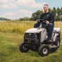 Texas Benzin-Rasentraktor Premium TTC102H beim Rasenmähen auf einer Wiese.