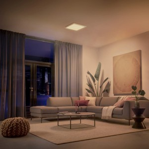 Wohnzimmer mit Philips Hue LED-Panel Tento White Ambiance Deckenleuchte, quadratisch, weiß.
