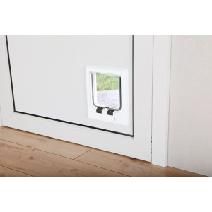 Weiße Trixie Katzenklappe mit 4-Wege-System in einer Tür. Elektromagnetisch, für mehr Kontrolle.