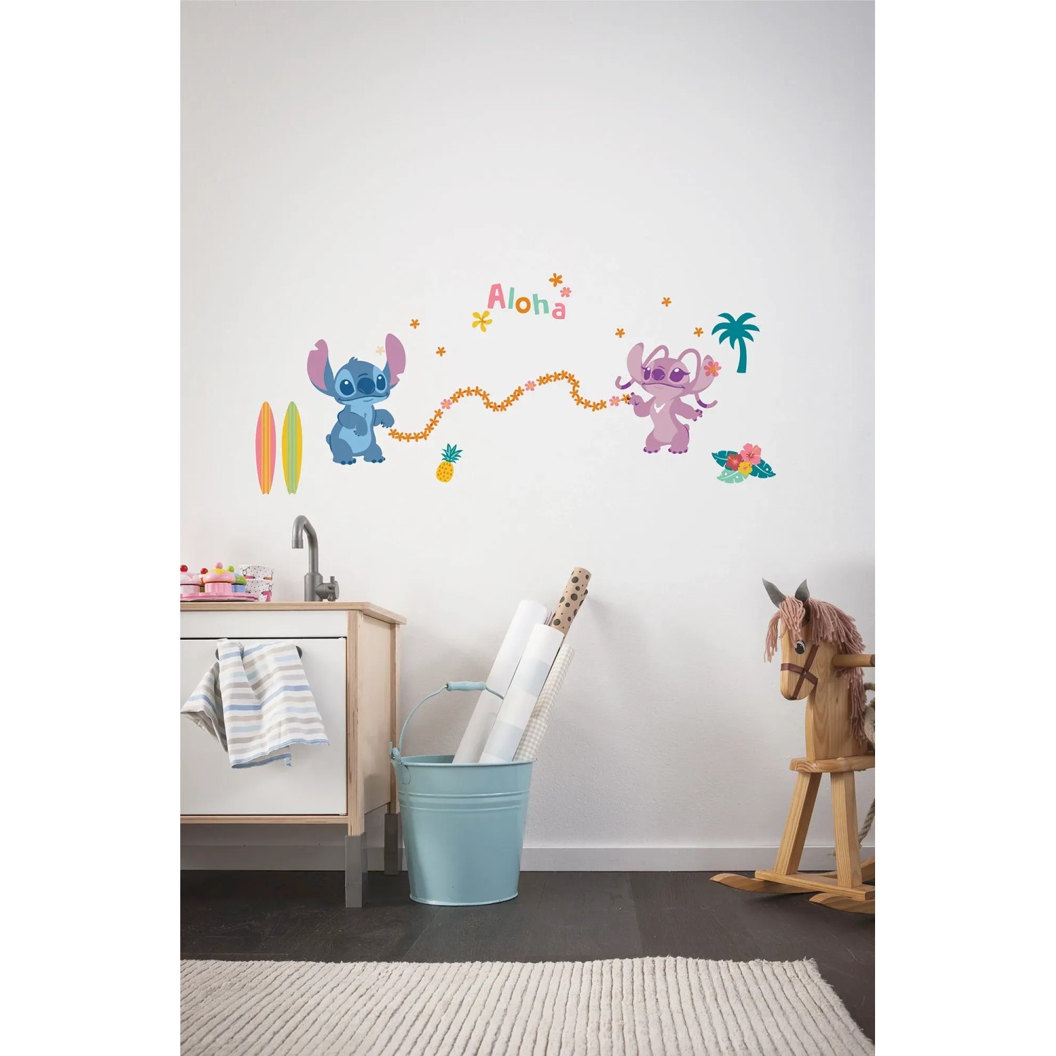 Komar Deko-Sticker Stitch Aloha als Wanddekoration im Kinderzimmer.