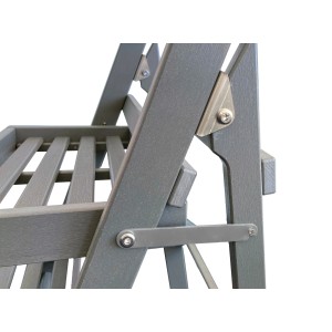 Detailaufnahme: Graue, klappbare Blumentreppe mit 3 Stufen. Metall-Hochbeet für Garten und Balkon.