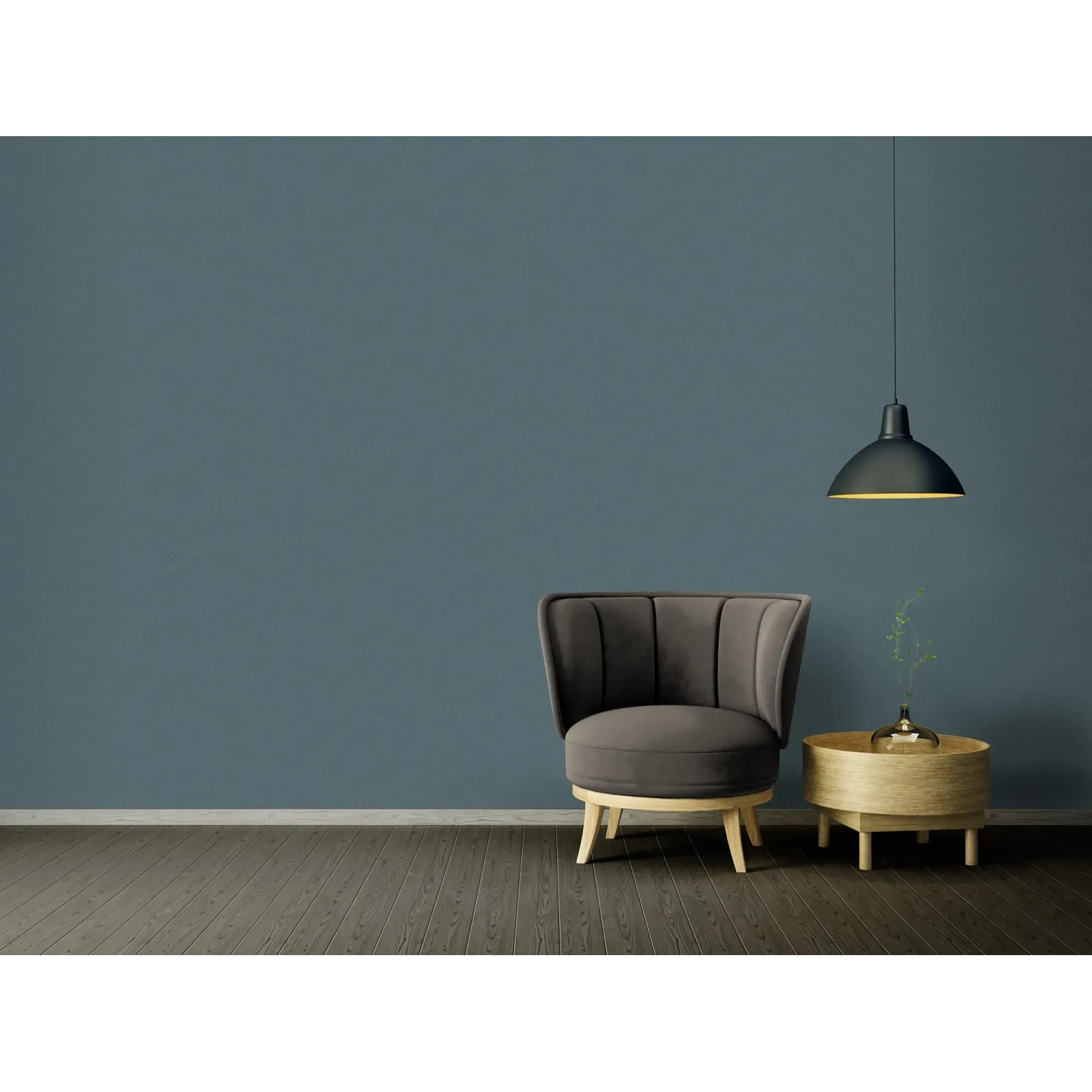 Blaue, leicht strukturierte Vliestapete Uni Matt von OBI im Raum mit Sessel und Lampe.