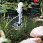 Ubbink Elimax 2000 Springbrunnenpumpe im Gartenteich mit Fontäne und Steinen im Vordergrund.