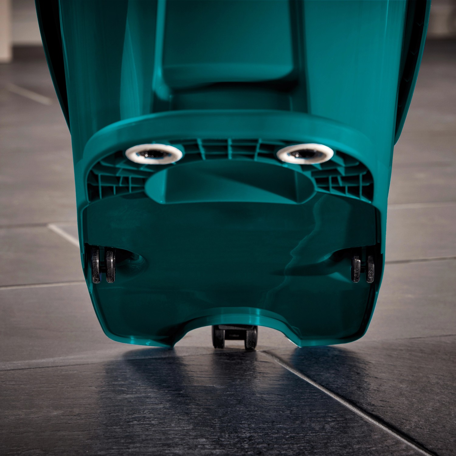 Leifheit Bodenwischer: Detailaufnahme der Rollen am Eimer für leichten Transport.