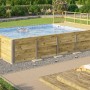 Rechteckiger Weka Holzpool mit Sonnendeck und blauem Mosaikmuster, umgeben von einer grünen Gartenlandschaft.