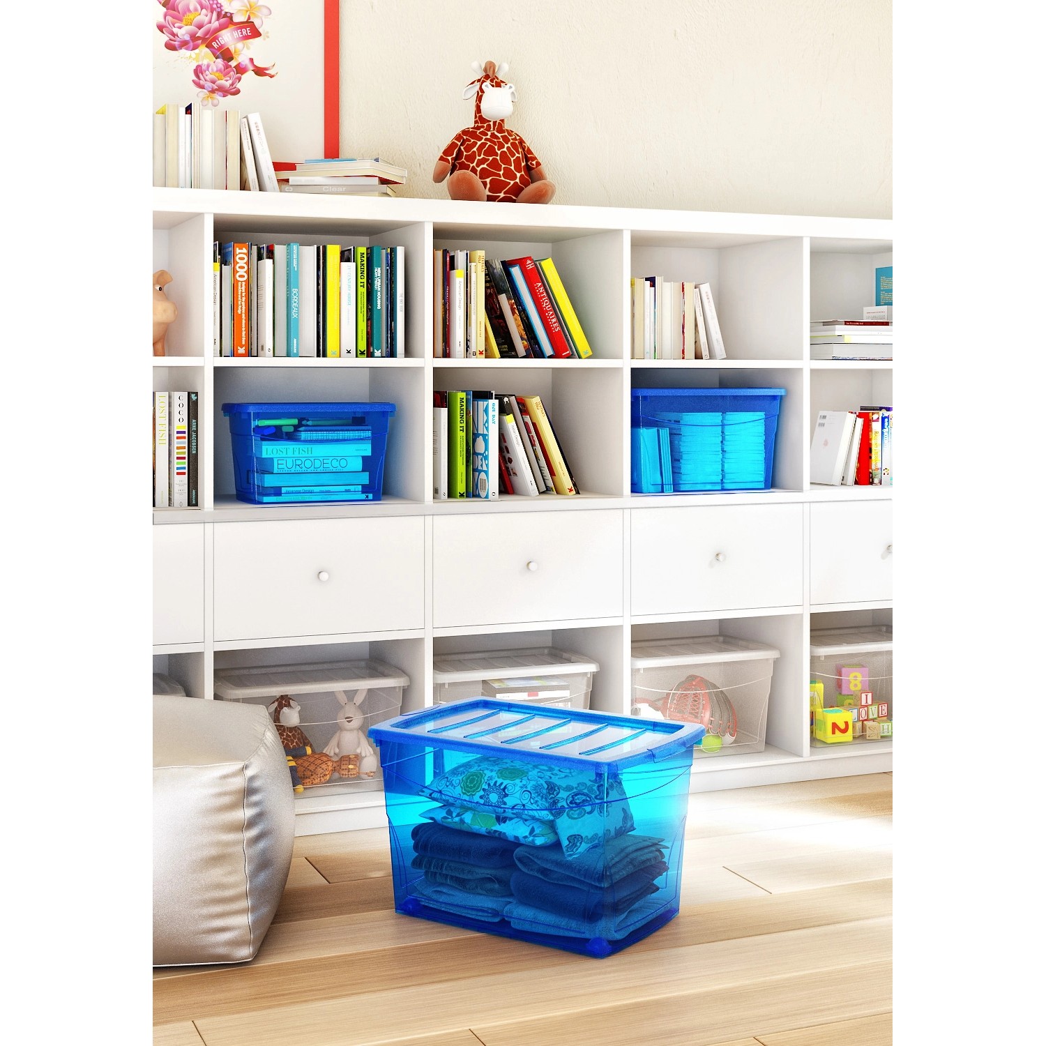 Blaue Aufbewahrungsbox Home XL mit Rollen, gefüllt mit Kleidung, vor weißem Regal.