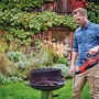 Einhell Akku-Laubbläser GE-UB 18/250 Li E im Einsatz zum Anzünden eines Grills.