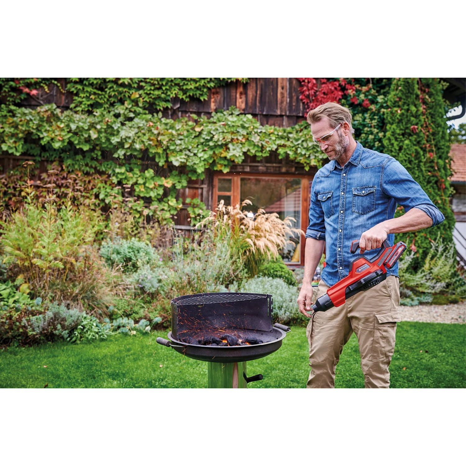 Einhell Akku-Laubbläser GE-UB 18/250 Li E im Einsatz zum Anzünden eines Grills.