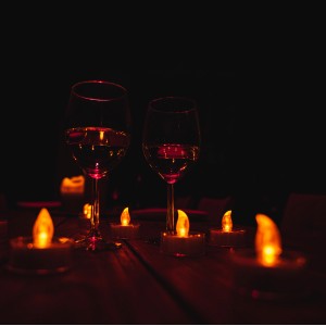 Solar-Kerzen Nelspruit, 4er Set, warmweißes Licht mit Flammeneffekt, für stimmungsvolle Deko im Garten.