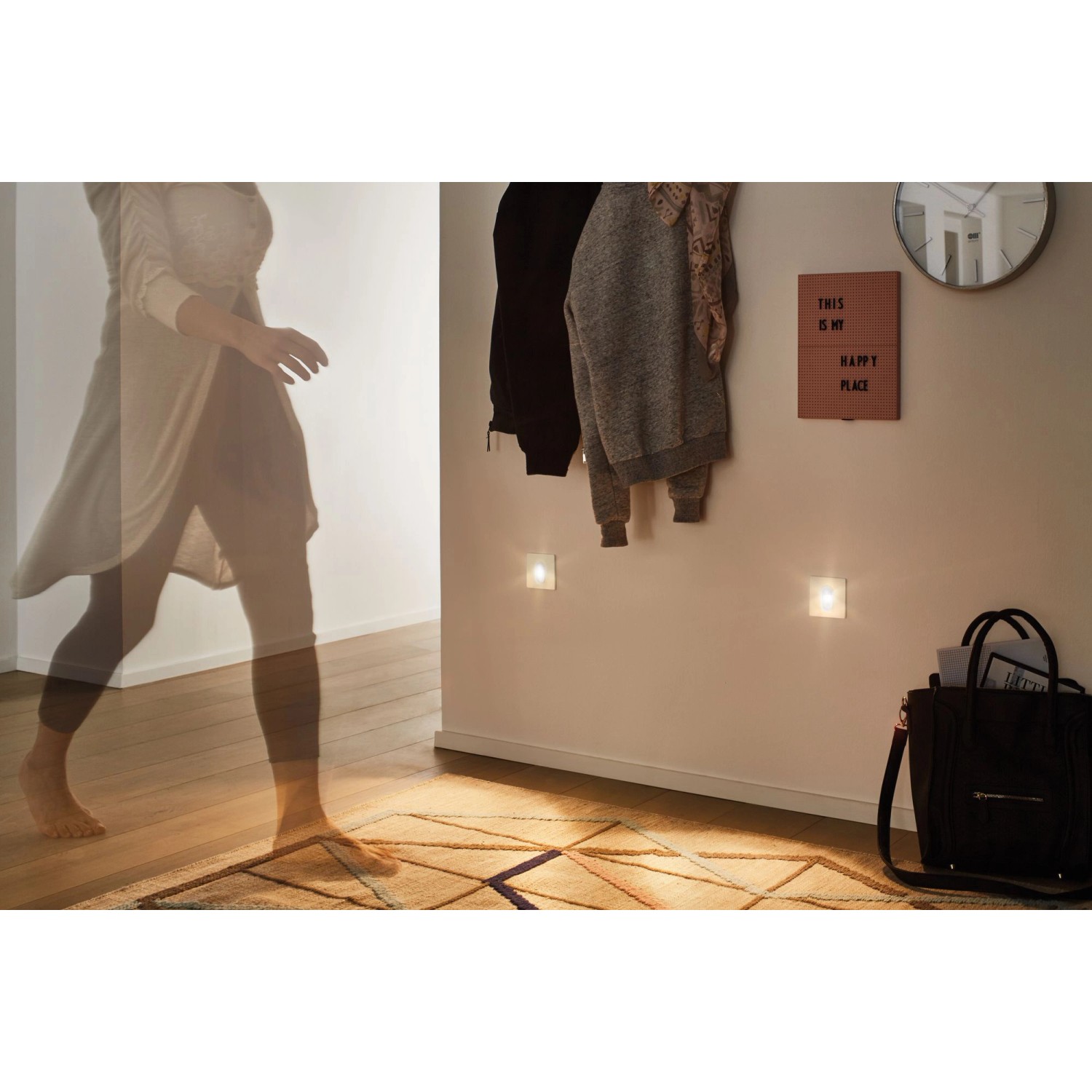 Eckige, weiße Paulmann Wandeinbauleuchte EBL mit Bewegungssensor im Flur.