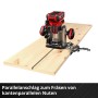 Einhell Akku-Oberfräse TP-RO 18 Li BL auf Holzbrett mit Parallelanschlag.