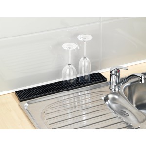 Schwarze Wenko Abtropfmatte Slim (42 cm) neben einer Spüle mit Gläsern zum Trocknen.