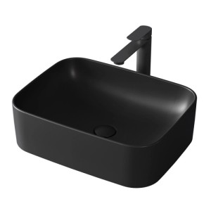 Modernes, matt dunkelgraues rechteckiges Keramik Aufsatzwaschbecken für das Badezimmer, mit schwarzem Wasserhahn.