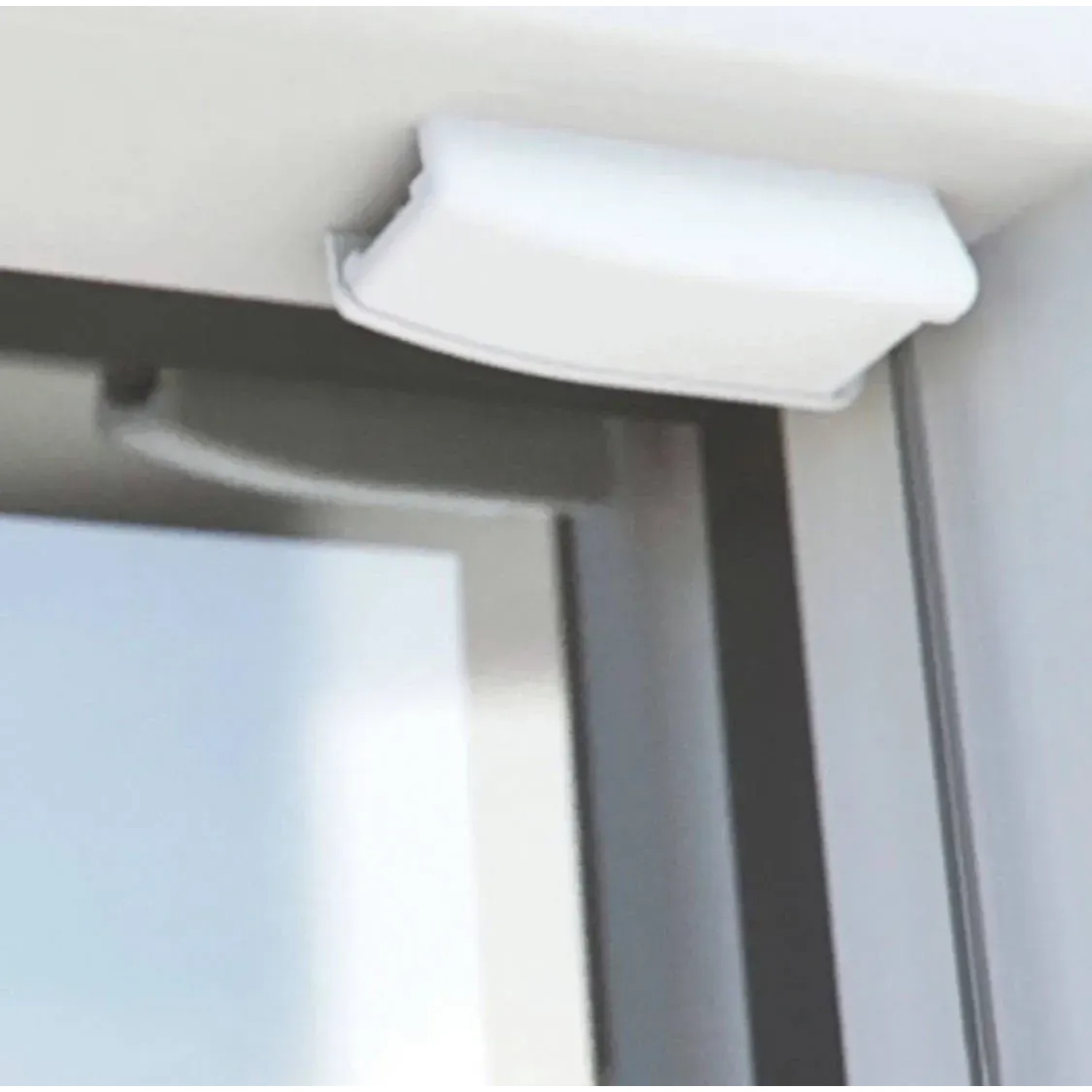 Detailaufnahme der Träger-Montagetechnik für Gardinia Plissee Concept Thermo Abdunklung in Weiß.