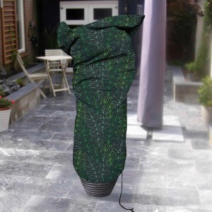 Schwarze Capi Pflanzenabdeckung (75x150 cm) mit Blattmuster zum Schutz vor Frost im Garten.