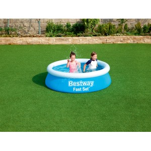 Blauer Bestway Fast Set Pool mit spielenden Kindern im Garten. Quick-Up Pool.
