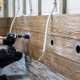 Handwerker bohrt Loch mit Bosch Expert Lochsäge Tough Material Ø 51 mm in Holzwand.