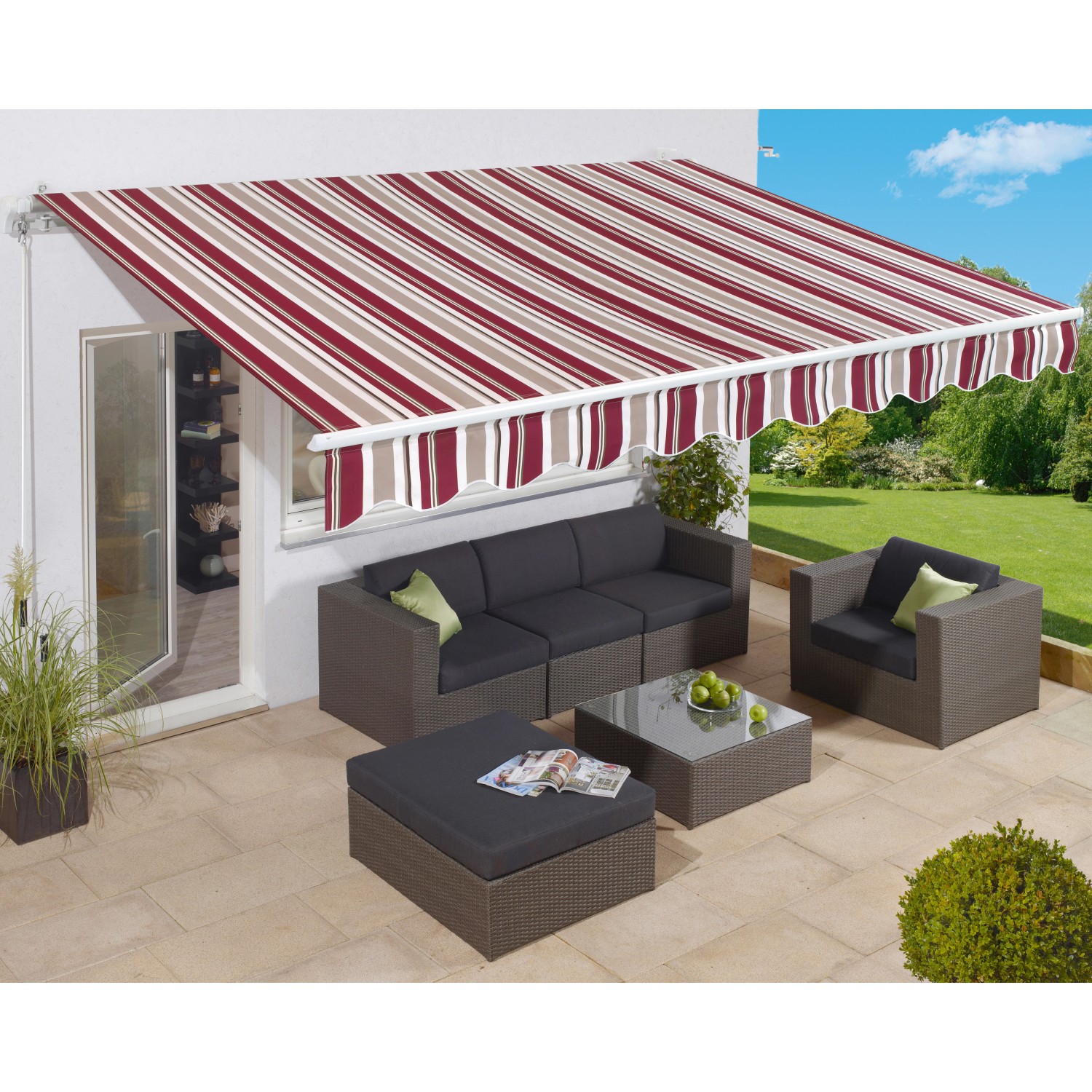 Gelenkarmmarkise Aventura 3x2m in Bordeaux-Beige-Weiß über einer Terrassengarnitur.