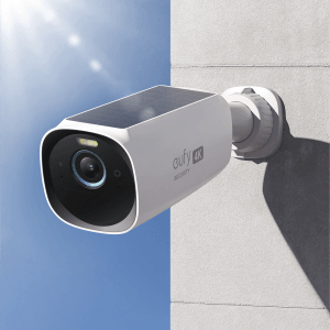 Eufy eufyCam S330 Überwachungskamera mit Homebase S380 Set, seitliche Ansicht an einer Wand montiert.