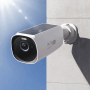 Eufy eufyCam S330 Überwachungskamera mit Homebase S380 Set, seitliche Ansicht an einer Wand montiert.