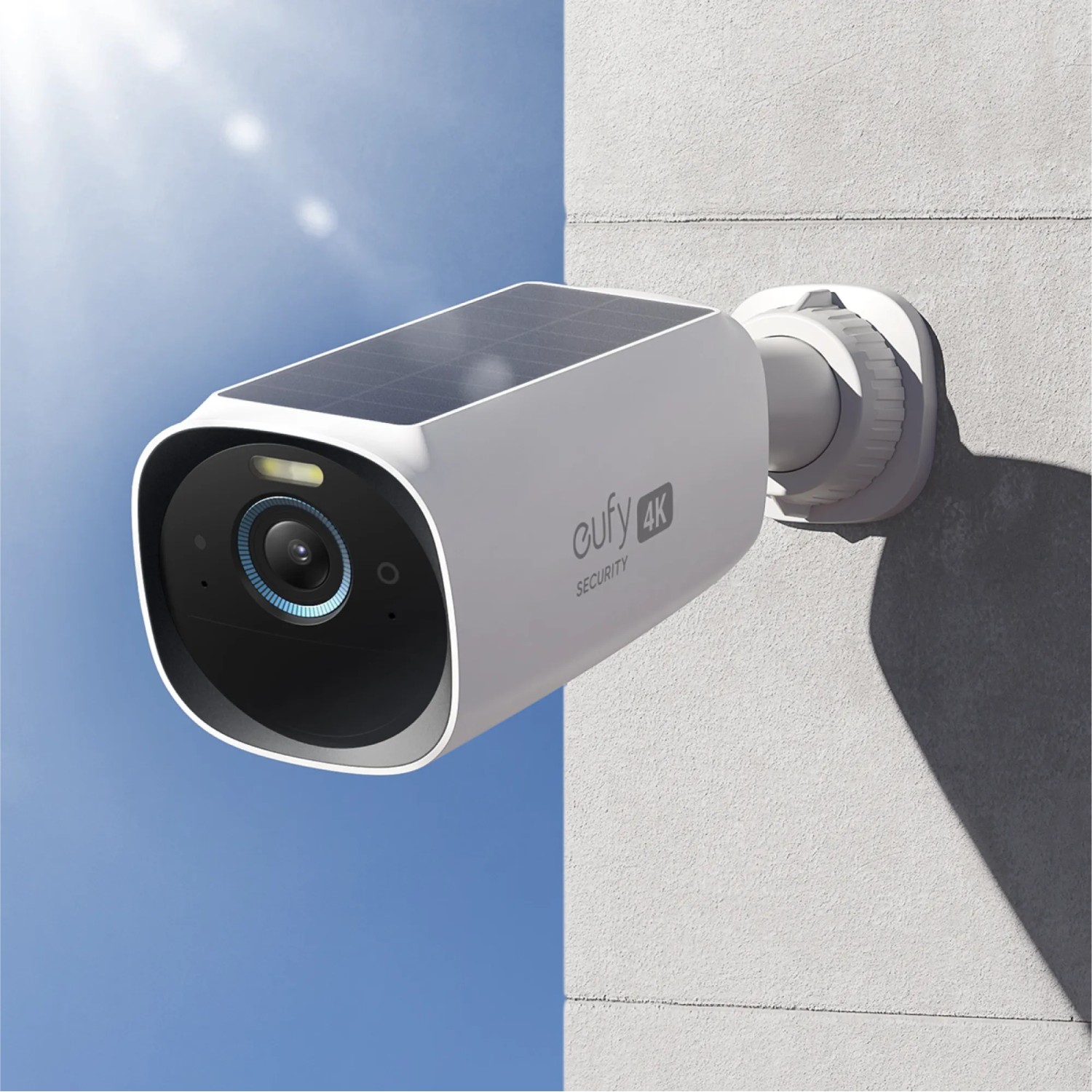 Eufy eufyCam S330 Überwachungskamera mit Homebase S380 Set, seitliche Ansicht an einer Wand montiert.
