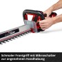 Einhell Akku-Heckenschere GE-CH 36/61 Li-Solo in Nutzung, rot/schwarz. Heckenschneider mit Schnittgutsammler.