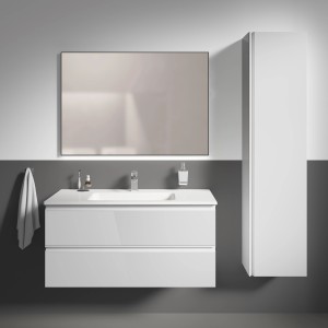 Ideal Standard Wandspiegel Mirror&Light, 100x70 cm, im Badezimmer mit Waschbecken und Hochschrank.