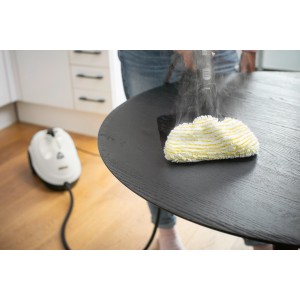 Kärcher SC 2 EasyFix Dampfreiniger in Aktion, reinigt Tisch mit Dampf.