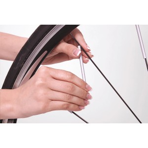 Anbringen von Speichenreflektoren am Fahrradreifen für bessere Sichtbarkeit.