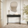 Schwarzer Selsey Veldio Schminktisch 110 cm mit Lamellenfront, zwei Schubladen und schwarzen Beinen in modernem Raum.