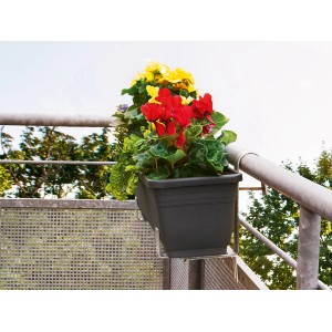 Balkonkasten mit roten und gelben Blumen, befestigt mit feuerverzinktem Balkonkastenhalter 2er-Set am Geländer.