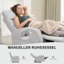 Hellgrauer HOMCOM Relaxsessel aus Polyester mit Liegefunktion, 140° neigbar, Fußstütze. Frau entspannt sich.