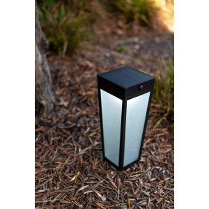 Lutec LED Solar Wegeleuchte Dias, mattschwarz, kubisch, im Garten.