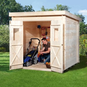 OBI Holz-Gartenhaus Cortina 200x200 cm mit Rasenmäher und Mann im Inneren.