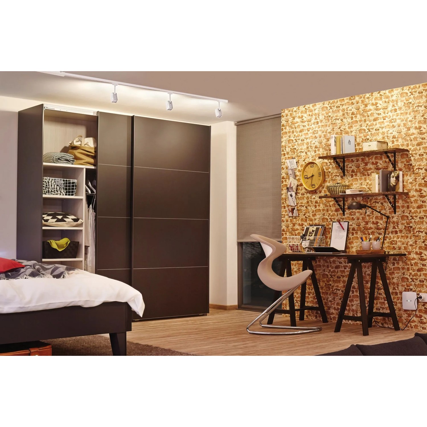 Weißer Paulmann URail LED-Spot Pedal (5W) an Schiene im Schlafzimmer.