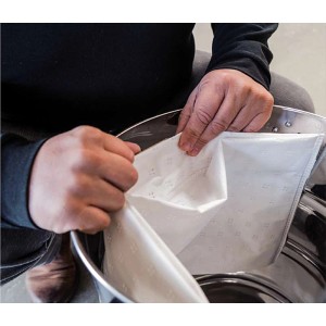 Einhell Vliesbeutel (5er Set) wird in einen Nass-Trockensauger eingesetzt.