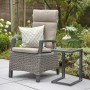 Rechteckiger, anthrazitfarbener Siena Garden Gartentisch Ramo (33,5x40cm) neben einem Gartenstuhl.