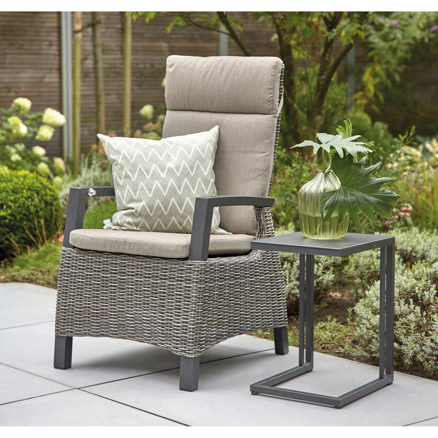 Rechteckiger, anthrazitfarbener Siena Garden Gartentisch Ramo (33,5x40cm) neben einem Gartenstuhl.