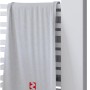 Schulter Design-Heizkörper Bologna, 121x50 cm, Alpinweiß, mit Handtuch.
