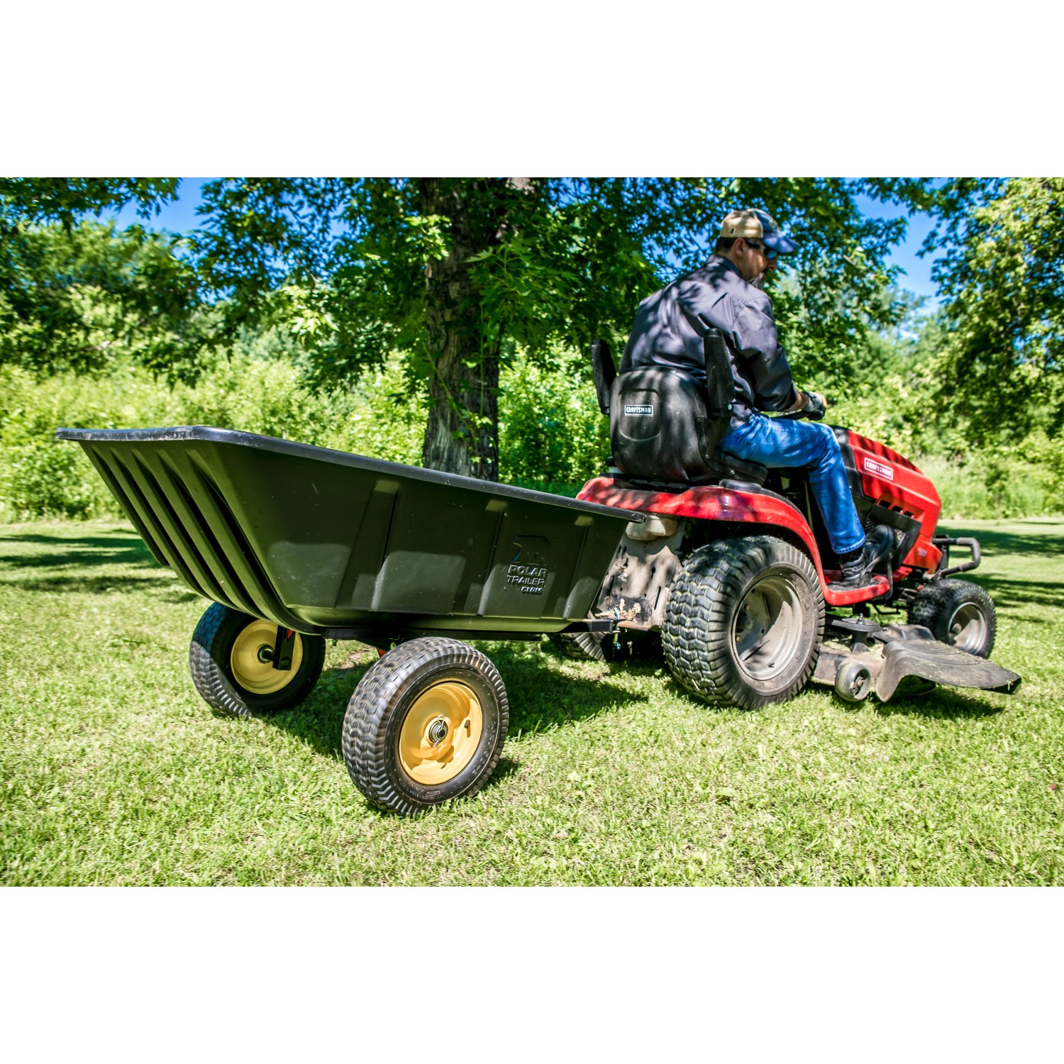 Polar Anhänger Schubkarre LG900 am Rasentraktor für Gartenarbeiten.