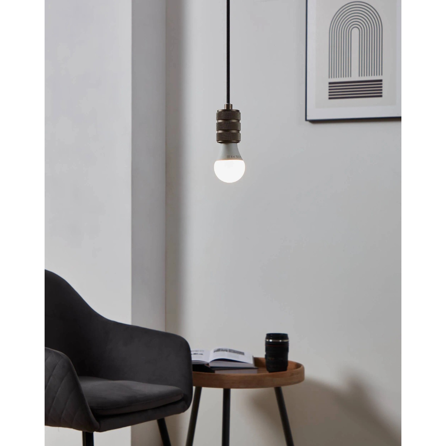 Eglo E27 LED Leuchtmittel in Globeform, 8W, warmweiß, dimmbar, in Wohnraumleuchte.