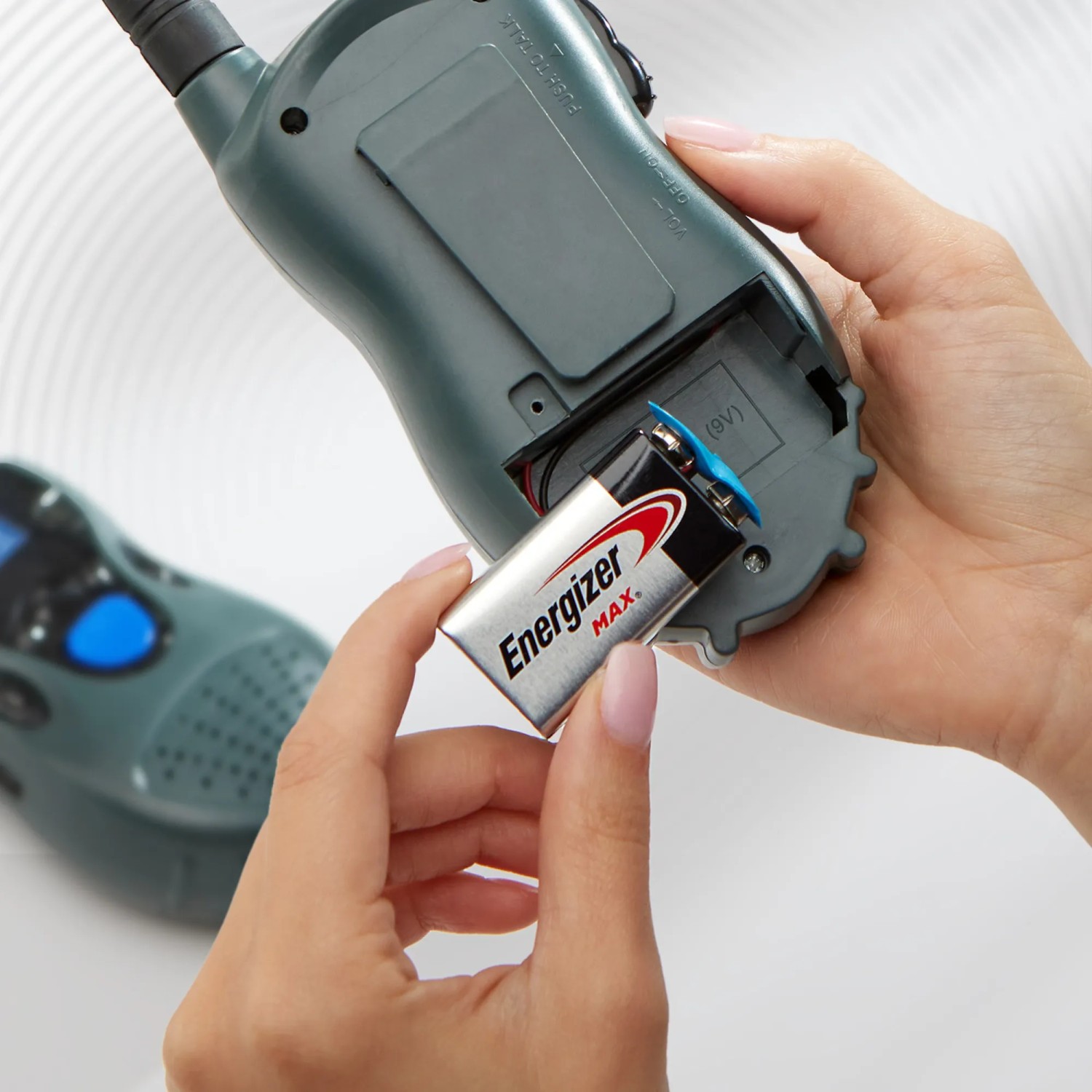 Energizer 9V Batterie wird in ein Walkie-Talkie eingesetzt.