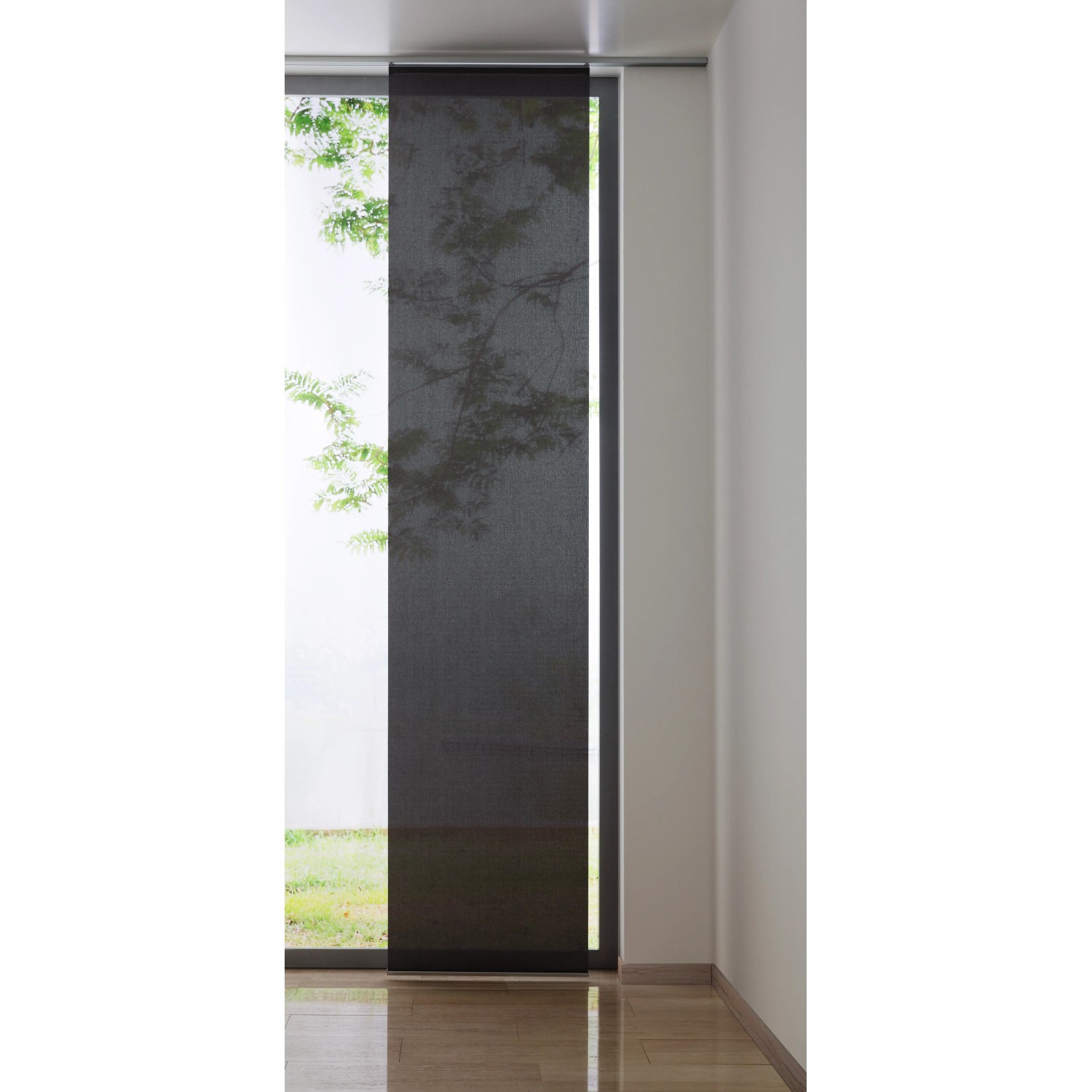 Grauer Mydeco Schiebevorhang Cool (60x300cm) am Fenster. Moderner Flächenvorhang für Wohnraumgestaltung.